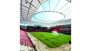 Bereit für den ersten Anpfiff: Die neue Dachkonstruktion der Bay-Arena ist fertig montiert, der Rollrasen verlegt und die Ränge bestuhlt.  Bild: Bayer 04 Leverkusen (Archiv: Vogel Business Media)