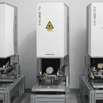Varianten des Prozessmodul EVO 0800-TD. Als kompaktes Dual-Station Modul ist es für die 
nahtlose Integration in automatisierte Fertigungslinien optimiert und ermöglicht das Schweißen von zwei 
Baugruppen in einem Arbeitsgang.  (Bild: Evosys)