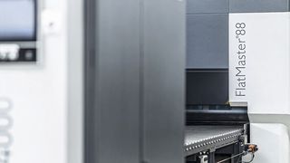 Bei Hatec sind zwei ganz verschiedene Maschinen sinnvoll verkettet: Eine Entgratanlage Edge Breaker 4000 und eine Richtmaschine Flat Master 88 von Arku. (Bild: Arku)