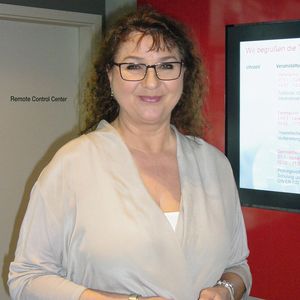 „Wir werden in diesem Jahr eine neue Vorvakuumpumpe herausbringen, die deutlich leiser als bisherige arbeitet. Damit verbessern wir die Arbeitsbedingungen im Labor.“ Christina Steigler, Head of Corporate Communication & Public Relation, Leybold