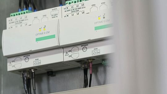 Die Messeinheit lässt sich – ebenso wie die Sensoren – einfach im Schaltschrank integrieren. (Bild:  Schaeffler (Craft Bildwerk))