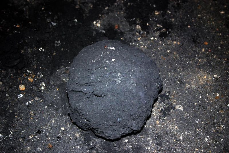 Mangan Risikoklasse: mittel Einsatzfelder: Herstellung von Batterien sowie Einsatz in der Eisen- und Stahlindustrie.  Preisentwicklung: Deutlicher Anstieg. Anfang 2006 kostete eine Tonne rund 500 Euro. Mitte 2008 lag er schon bei etwa 2000 Euro pro Tonne. Substitutionsmöglichkeiten: Mangan kann nicht ersetzt werden.  Politisches Risiko: niedrig. Abbauländer lassen keine besonderen Risiken erwarten. (Bild: Sven Teschke unter CC-BY-SA 2.0 Lizenz, wikicommons)