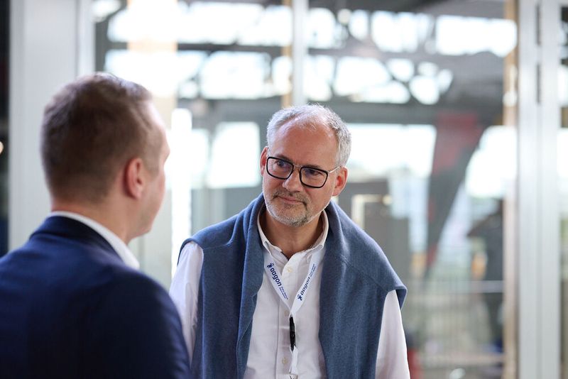Sebastian Möller (Aagon) mit Matthias Bütow (BB Systems) (Bild: Aagon)