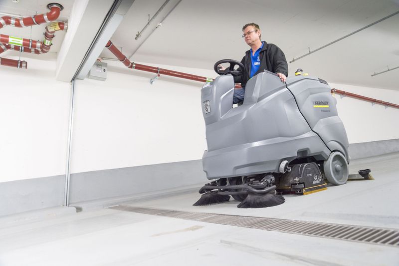 Sowohl beim Vortrieb als auch beim Bremsen haben die synchronisierten Vorder- und Hinterräder stets eine sichere Bodenhaftung. (Bild: Kärcher)