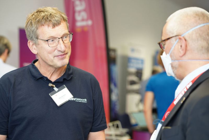 FPGA Conference Europe 2022: Über 70 Sprecher, 100 Vorträge und über 250 Teilnehmer – nach zwei Jahren mit Corona-bedingten Digitalkonferenzen fand die dreitägige FPGA Conference vom 5. bis 7. Juli 2022 endlich wieder als Präsenzveranstaltung statt. Besondere Highlights waren die spannende Keynote von Nick Ni von AMD/Xilinx, die interessante Couchtalk-Expertenrunde, der traditionelle BBQ-Grillabend sowie die vielen glücklichen Gewinner der Verlosungsaktionen.  (Bild: Nadine Stegemann)