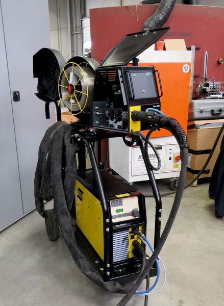 In dieser Mobileinheit befinden sich unter anderem die Spule für den Schweißdraht und das Stromaggregat.  (Bild: Igus)