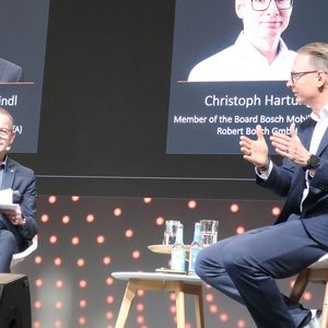 Christoph Hartung, CTO von Bosch Mobility, plädierte für einen grundlegend neuen Ansatz im Automobilbau, um hinsichtlich der Kosten wettbewerbsfähiger zu werden – und generell schneller in der Entwicklung.(Bild:  Andreas Grimm / VCG)