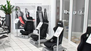 Auch wenn Hersteller heute vieles ab Werk bieten: Nicht jeder Autofahrer ist z. B. mit der serienmäßigen Sitzgelegenheit seines Wagens zufrieden. Kfz-Betriebe, die hier entsprechende Zubehöralternativen bieten, können Kunden glücklich und die eigene Kasse voll machen. (Bild: Dominsky/»kfz-betrieb«)