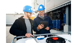 Die Packwise-Lösung im Einsatz (weiß/blau, Bildmitte): Die IIoT-Lösung bringt Transparenz in die Chemie-, Pharma- und Lebensmittelbranche. (Packwise)