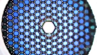 Mikrososkopaufnahme einer Hohlkernfaser, deren Einsatz zur Leitung von UV-Laserlicht zur Verbersserungen bei spektroskopischen Analysen führen wird. Auch sind sie für Untersuchungen an Atomen und Ionen oder zur Anwendung in Quantencomputern sowie zu biologischen Forschungen geeignet, wie die Experten des Max-Planck-Instituts in Erlangen berichten. (Bild: Max-Planck-Institut)