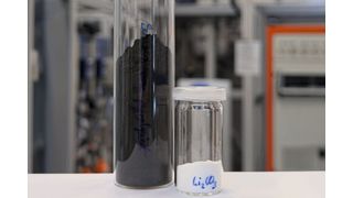 Schwarzmasse aus dem Inneren von Lithium-Ionen Batterien (links) und das mittels COOL-Verfahren aus Schwarzmasse extrahierte hochreine  Lithiumcarbonat (rechts). (Bild: Fraunhofer IKTS)