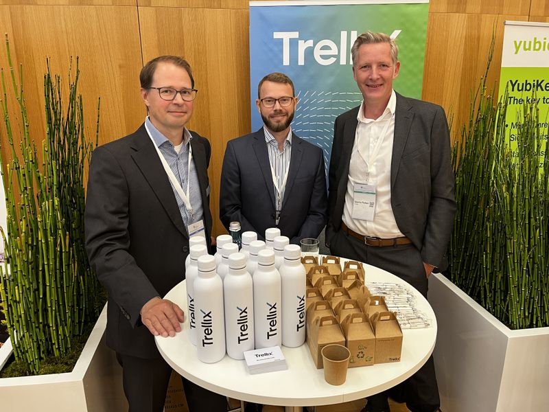 Bei Alexander Nowacki, Infinigate, Tobias Kappl und Sascha Plathen, Trellix, (v. l.), bleibt es weiterhin sehr spannend. (IT-BUSINESS)