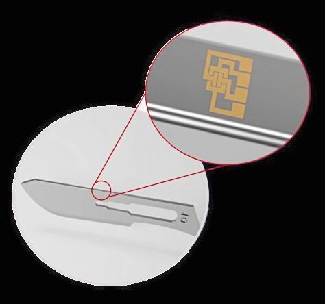 Sensorik auf engstem Raum: Die nanoskaligen Lösungen von Digi.d ermöglichen kraftsensitive Endeffektoren, wie sie etwa in der robotergestützten Chirurgie benötigt werden. Gezeigt wird eine vollständige Wheatstone-Brücke, die auf dem nur 0,3 mm breiten Rücken einer Skalpellklinge appliziert wurde. (Bild:  Digid)