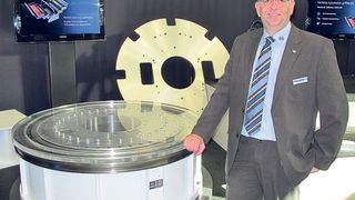 Franz Oebels, Business Unit Manager Direktantriebe bei der Weiss GmbH, erklärt vor dem größten Modell der TO-Baureihe die Vorteile des Rundtisches mit Torquemotor.  Bild: Kroh (Archiv: Vogel Business Media)