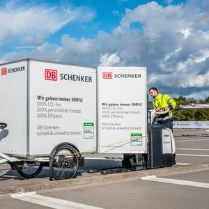 Ein Cargo-Bike von DB Schenker wartete auf die Luft-Lieferung.(Bild:  Volocopter / DB Schenker)