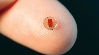 Eine Halbleitermembran zwischen zwei runden Diamantscheibchen. Der transparente Edelstein fungiert als integrierter Kühlkörper. (Universität Stuttgart/Hermann Kahle)