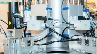 Das Unternehmen ME-Quadrat (ME2) aus Root in der Schweiz ist spezialisiert auf Prüfmitteltechnik. Eine Testanlage für Werkstoffe mit optoelektrischen Funktionen wird angetrieben von dezentralen Servoreglern der Kollmorgen-Reihe AKD-N. Für die unterschiedlichen Messverfahren durchlaufen die Werkstoffe über einen Drehtisch sechs Teststationen. (Kollmorgen)