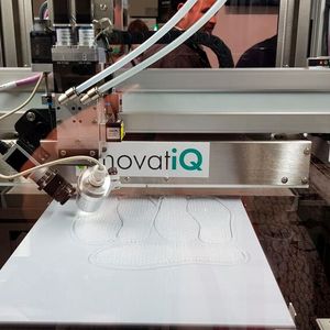 Innovatiq, ehemals German RepRap präsentierte seine LAM-Technologie (Liquid Additive Manufacturing) für Flüssigsilikon.(Bild:  D.Quitter/VCG)