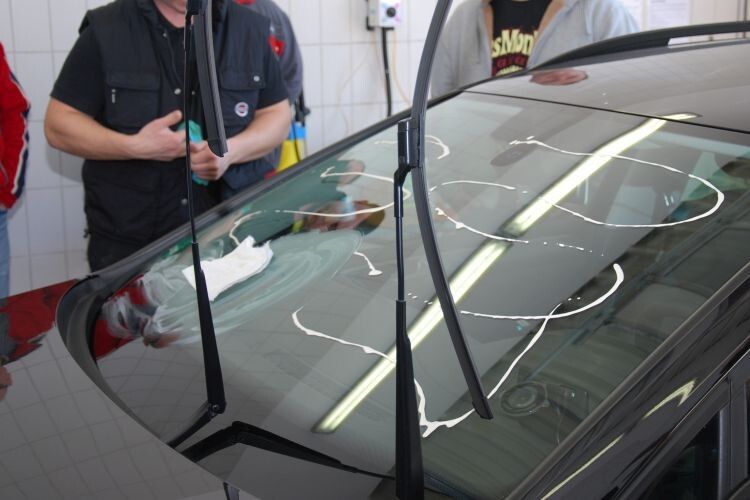 Die abschließende Windschutzscheibenversiegelung verbessert den Durchblick bei Regen. (Foto: Holz)