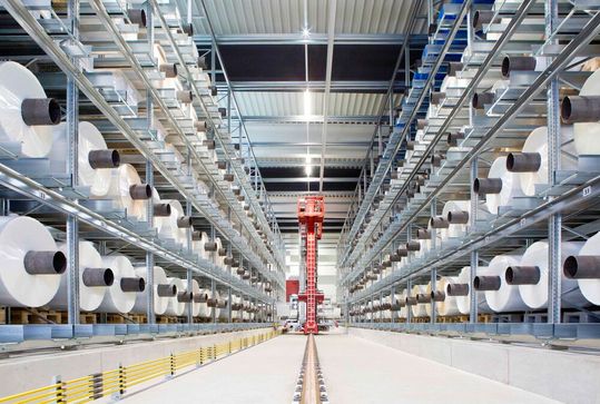 Lagersysteme von Westfalia mit Regalbediengeräten wie hier für die VF Verpackungen GmbH sind für empfindliche Verpackungsmaterialien und ungewöhnliche Ladehilfsmittel ausgelegt.(Bild:  Westfalia Technologies GmbH & Co. KG)