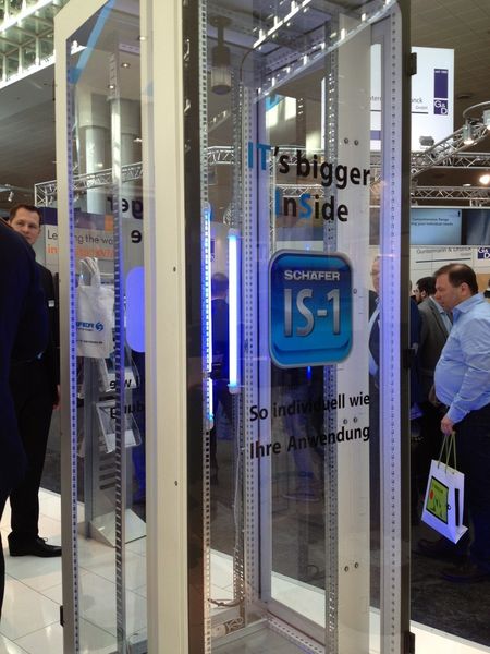 Der neue RZ-Schrank von Schäfer IT Systems in Halle 11, Stand D27: Das System verfügt, trotz derselben Außenmaße wie sein Vorgänger, innen über mehr Platz. Um das zu demonstrieren, lässt der Hersteller ein Modell aus Glas auf einem Drehteller tanzen. (Bild: IT-BUSINESS)