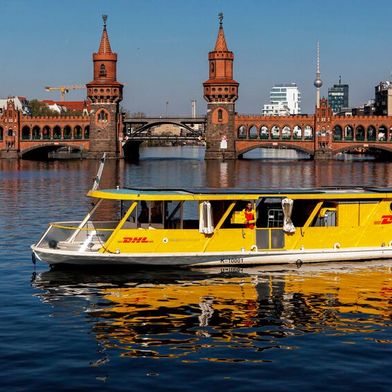 Die DHL ist nun mit einem zweiten Solarschiff auf der Spree unterwegs. (Bild: Jens Schlüter | DHL Group)