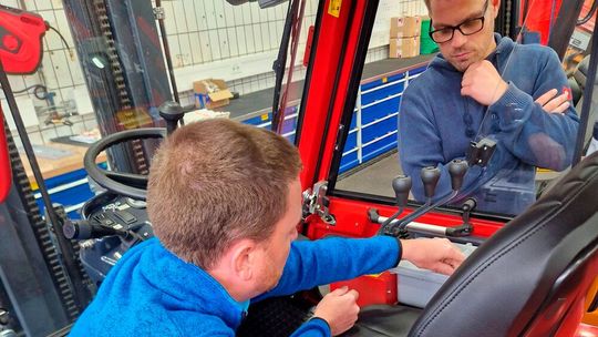Christoph Kupper, Werkstattmeister bei BASF in Ludwigsburg (l.), und Norman Seib, Vertriebsleiter Mobile Easykey, an einem Stapler mit der verbauten Ex-Schutz-Variante des Mobile-Easykey-Moduls.(Bild:  Mobile Easykey)