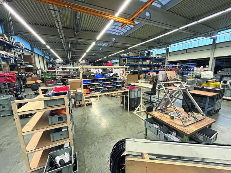 Im RK Lean-Solutions-Workshop entwickelten Mitarbeiter mittels Cardboard Engineerings ihre optimale Montageinsel.  (Bild: RK Rose+Krieger)