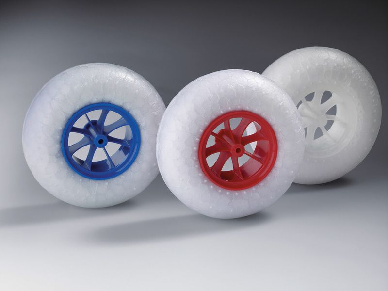 Bild 1: Bei diesen Musterteilen gingen Partikelschaum und Vollkunststoff eine dauerhafte mechanische Verbindung ein. Zur Anwendung kam dabei das Partikelschaum-Verbundspritzgießen. Es wurde im Rahmen einer Projektstudie entwickelt. (Bild: Arburg)