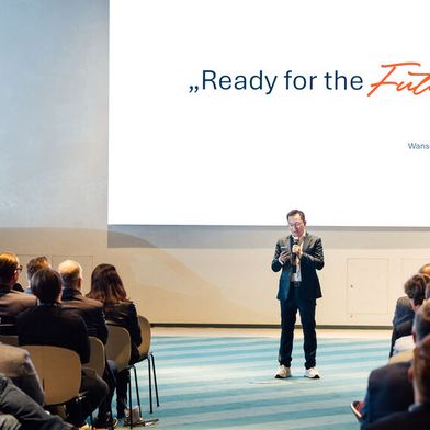 Steven Chen, CEO von MG Motor Deutschland, schwor den Handel auf das geplante Wachstum ein. (Bild: MG/Thomas Roetting)