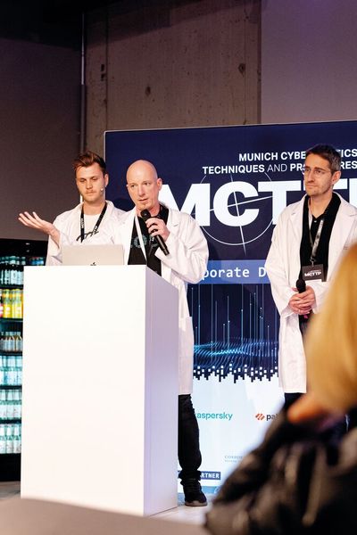 Etwas ganz Besonderes hat sich das Team von TNG einfallen lassen! Martin Förtsch, Thomas Endres und Jonas Mayer zeigten eindrucksvoll, wie KI und Deepfakes u.a. in Videocalls Einzug gehalten haben. (Bild: Vogel IT-Akademie)