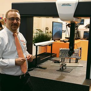 Matthias Krieger, technischer Vertrieb Renishaw, erläutert die Vorteile des schnellen Messens mit dem Revo-Messkopf.