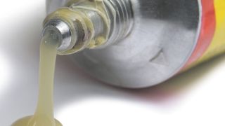 Klebstoffe spielen in der verarbeitenden Industrie seit jeher eine wichtige Rolle. (© PRILL Mediendesign/Fotolia.com)