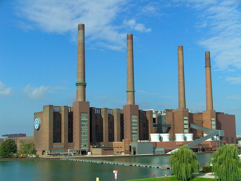 Platz 17 belegt Volkswagen (4,3 Punkte): „Gute Aufstiegsmöglichkeiten, sichere Zukunft, guter Lohn“, schreibt ein Ingenieur bei Volkswagen.
 (Das Volkswagen-Werk in Wolfsburg. / User:High Contrast / CC BY 2.0)