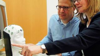 Andreas Widmann und Nicole Wetzel haben eine neue Methode entwickelt, um die Pupillenweite eines Probanden und dessen Hirnströme kombiniert auszuwerten. Die Pupillenweite messen sie mittels Eye-Tracking und die Hirnströme werden durch eine EEG-Haube aufgezeichnet. (LIN Magdeburg)