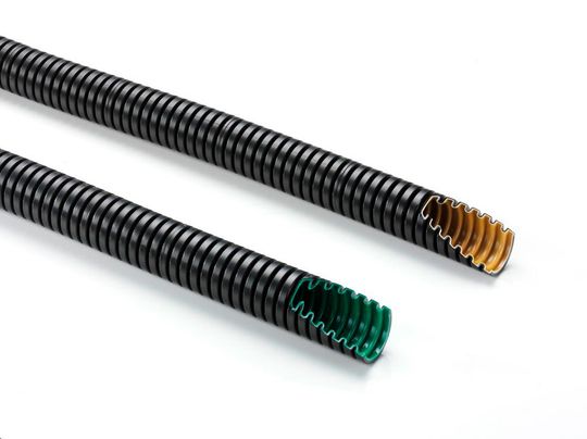 Das XPCSF-Mehrschicht-Wellrohr aus Polyamid 12 (PA12) mit orangefarbener Innenschicht eignet sich besonders für alle Außenanwendungen in Schienenfahrzeugen. Das XPCS-Mehrschicht-Wellrohr aus PA12/PA6 mit grüner Innenschicht eignet sich für dynamische und statische Anwendungen.(Bild:  ABB)