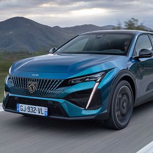 Der neue Peugeot 408 kann auf Wunsch auch elektrisch fahren. (Bild: Peugeot)