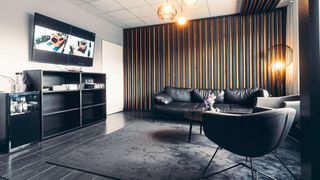 Die Seitz-Gruppe macht nicht nur die Fahrzeugübergabe zum Erlebnis, sondern auch die Rückgabe des alten Leasingfahrzeugs. Sie findet in Lounge-Atmosphäre statt. (Bild: Seitz)