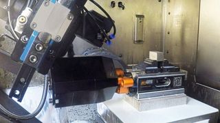 Der Robo Buddy von Allmatic übernimmt das automatische Öffnen und Schließen des Schraubstocks – prozesssicher und komplett mannlos. (Bild: Allmatic)