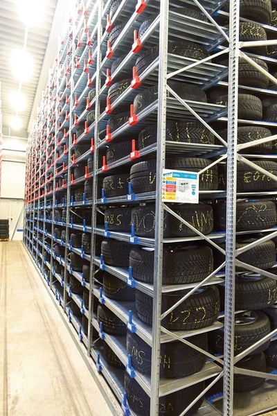 Ganzjahresreifen hin oder her: Nach wie vor ist das Geschäft mit der Rädereinlagerung lukrativ. Entsprechend groß dimensioniert ist das hauseigene Lager. (Bild: »kfz-betrieb« / Dominsky)