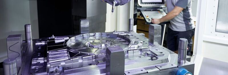 Krug’s machining centres are also connected to the Hummingbird MES. The associated NC programmes are available on time and in a process-safe manner. In addition, the machine running times are automatically recorded.