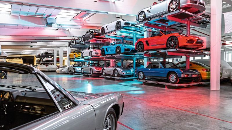 Unweit des Werks hat Porsche seit einigen Jahren einen alten Industriebau angemietet. Hier lagern zahlreiche Schätze des Museums. (Bild: Porsche AG)