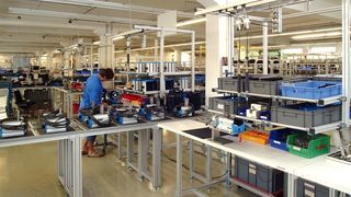 Mit den Manuellen Produktionssystemen MPS von Rexroth konnte die Scheinwerferproduktion bei Arri um 40% gesteigert und der Platzbedarf um 35% verringert werden.Bild: Bosch Rexroth (Archiv: Vogel Business Media)