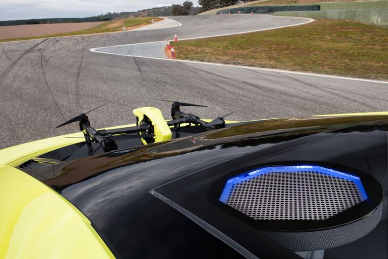Die Zukunft des Fahrens: Rinspeed zeigt mit dem selbstfahrenden und mit einer Drohne ausgestatteten Concept Car „Σtos“  die Möglichkeiten, aber auch Fragen der Automobilen-Zukunft auf. (Rinspeed Etos)