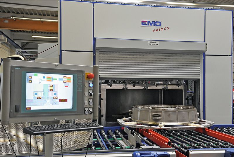 Bei diesem Reinigungssystem wurden nicht nur verschiedene Verfahren wie Druckumfluten, Ultraschall sowie Drehen des Werkstücks um die eigene Achse integriert. Es ermöglicht auch die Kombination von Reinigungsschritten mit wässrigen Medien und Lösemitteln. (Bild: Emo)