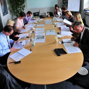 Die Jury sichtet die eingegangenen Bewerbungen.