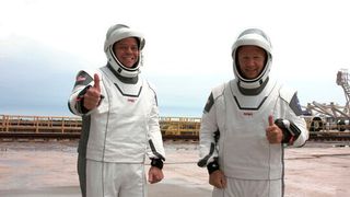 Die Nasa-Astronauten Robert Behnken (l) und Douglas Hurley, die vor dem Einstieg in die Besatzungskapsel „Crew Dragon“ der „Falcon 9“-Rakete von SpaceX im Kennedy Space Center in Cape Canaveral. Nach einem ersten am Wetter gescheiterten Startversuch sollen am Samstag erstmals seit rund neun Jahren wieder Astronauten von den USA aus zur Raumstation ISS abheben. (Bild: Nasa/NASA/ZUMA Wire/dpa)