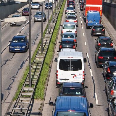 Die Zahl der Fahrzeuge und speziell der Pkw auf Deutschlands Straßen wächst weiter. Allerdings sind weniger Verbrenner darunter. (Bild: frei lizenziert)