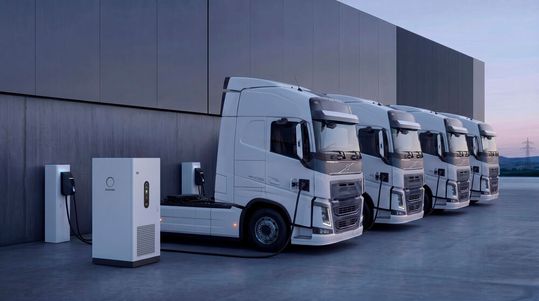 The new storage system "sonnenPro Compact 261" for indoor and outdoor use is particularly suitable for integrating charging infrastructure.(Image:  Sonnen)