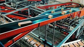 Aus dem vor 20 Jahren entwickelten Kippschalensorter entwickelte Beumer seine mechanischen 2D- und 3D-Sorter sowie die elektrisch kippenden E-Tray-Sorter. Bild: Beumer (Archiv: Vogel Business Media)